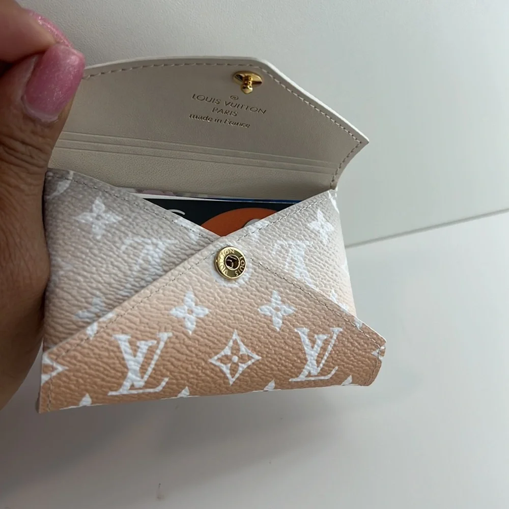 Louis Vuitton - Picture 3 of 5